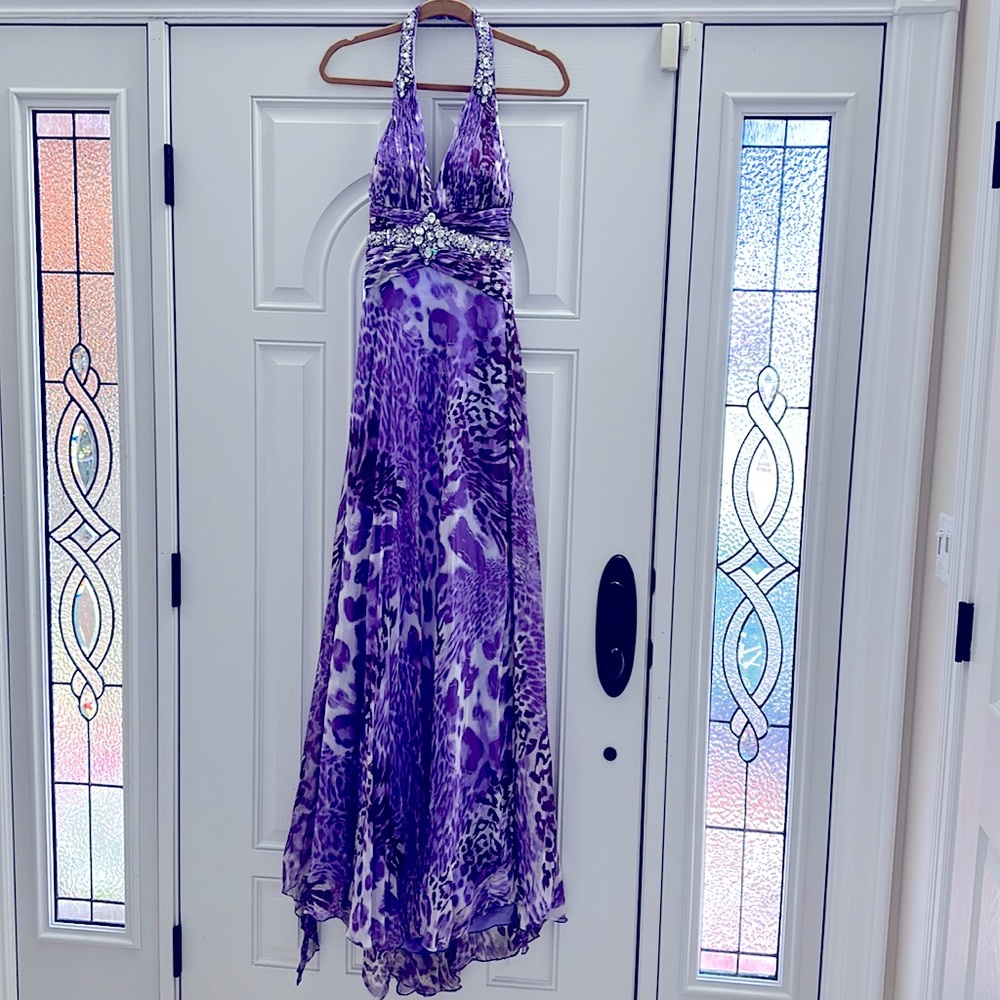 Beautiful gown! Light material and will look amazing for the perfect occasion!